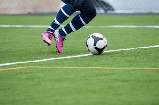 Konstgräs, fot, fötter, fotboll, granulat, fotbollsskor