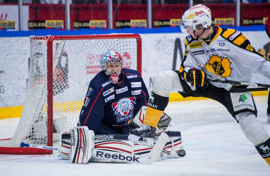 Adam Pettersson, Skellefteå lyfter på benet och släpper
