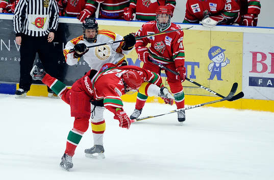 Brynäs nr 38 Oskar Lindblom och Modos nr 9 Dmytro Timashov