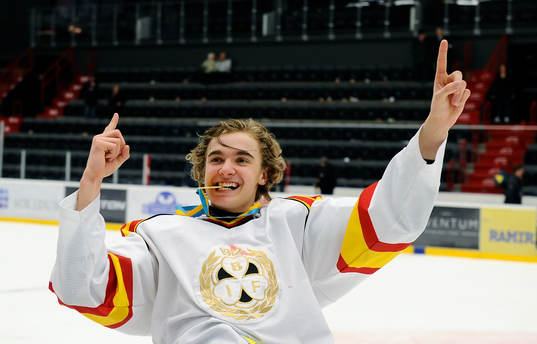 Brynäs nr 20 Adam Brodecki ger segertecken och biter i