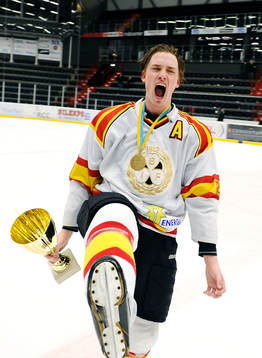 Brynäs nr 23 Marcus Lindblom jublar med pokalen i handen