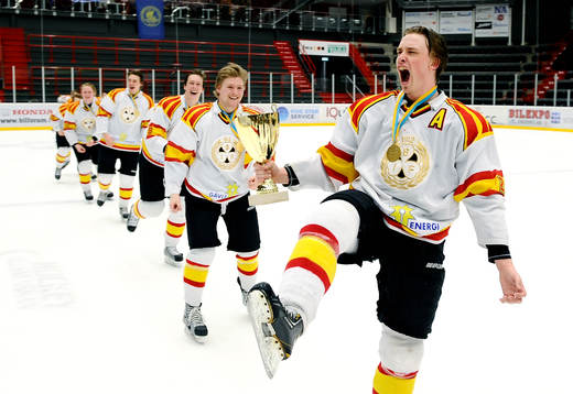 Brynäs nr 23 Marcus Lindblom gör vågen med pokalen i