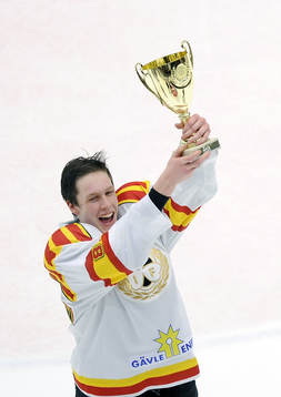 Brynäs lagkapten nr 8 Mattias Göransson håller upp SM