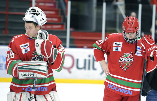Modos målvakt  nr 29 Markus Olsson deppar