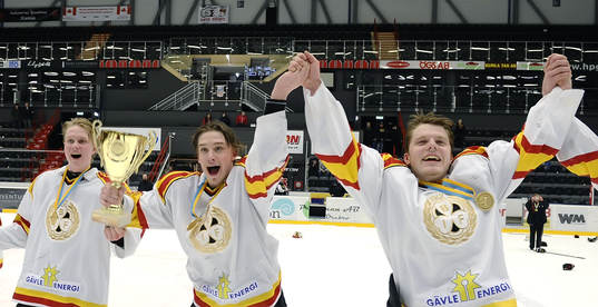 Till vänster Brynäs nr 12 Jens Lööke, nr 23 Marcus