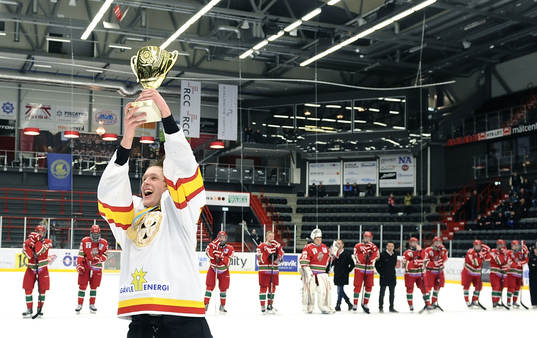 Brynäs lagkapten nr 8 Mattias Göransson höjer