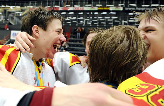 Brynäs målvakt nr 25 Jonas Johansson kramas om av