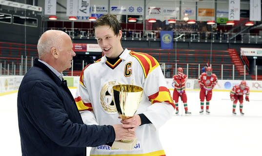 Lagkaptenen Brynäs nr 8 Mattias Göransson tar emot SM