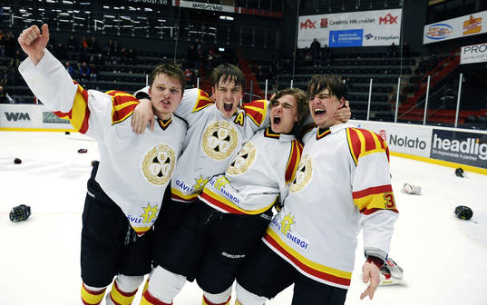 Från vänster Brynäs nr 48 Johannes Nilsson, nr 23 Marcus