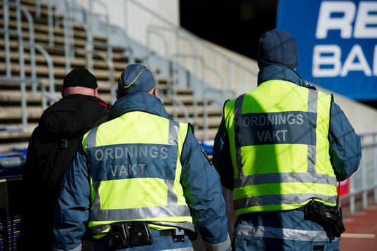 två ordningsvakter