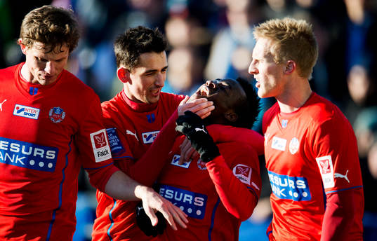 Loret Sadiku, firar lite konstigt med David Accam,