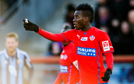 David Accam, Helsingborg, får ett föremål kastat mot sig