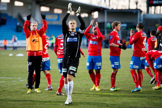 Pär Hansson, målvakt, Helsingborg, tackar publiken