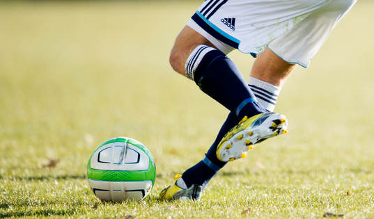 en fotboll på gräs