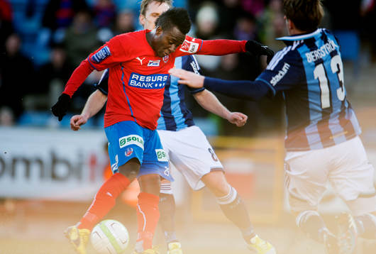 David Accam, Helsingborg, skjuter in 2-0