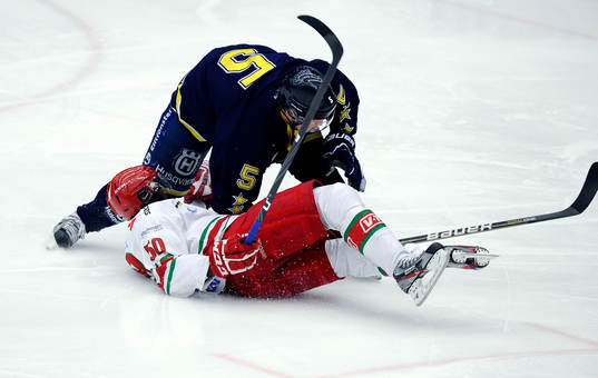 Modos nr 50 Edvin Hedberg och HV71 nr 5 Alex Rönning. ©