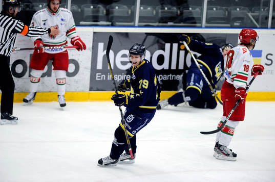 Hv71 nr 79 William Karlsson jublar över sitt 3-1 mål. ©