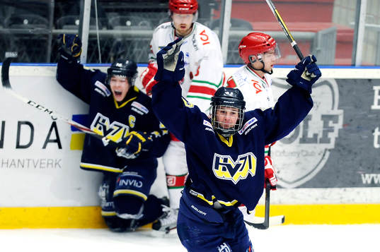 HV71 nr 92 Gustaf Franzén jublar över sitt 2-1 mål