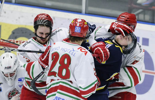 Modos nr 3 Petter Runesson slår HV71 nr 17 Max Örnskog