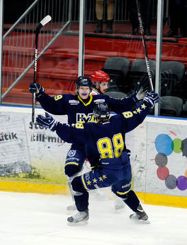 HV71 nr 39 Filiph Engsund jublar över sitt 1-0 mål