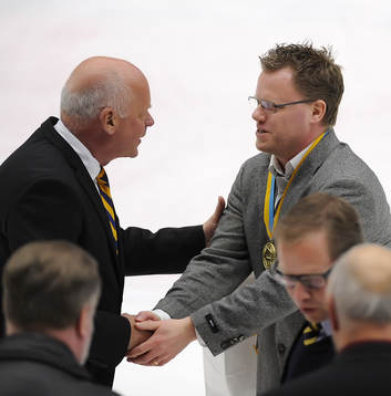 HV71 coach Anders Olsson tar emot pris