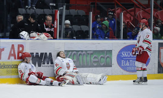 Från höger Modos nr 17 David Gunnarsson, målvakt nr 30