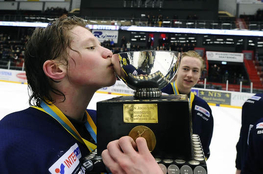 HV71 nr 27 Lawrence Pilut kysser SM bucklan.© Bildbyrån -