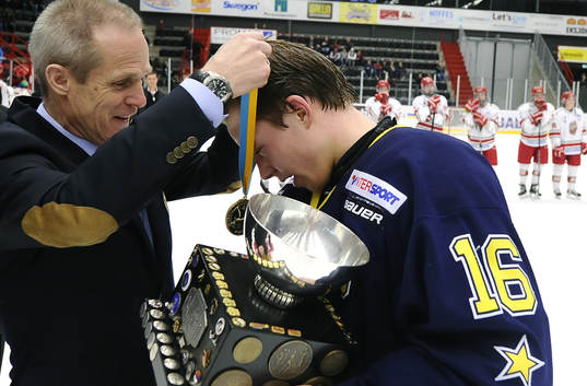 HV71 nr 16 Filip Sandberg tar  emot guldmedaljen