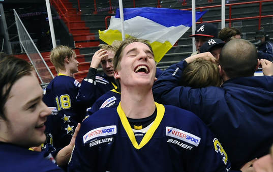 HV71 nr 38 Frank Holmström njuter av SM guldet. ©