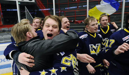 HV71 nr 26 Rasmus Djerf kramas