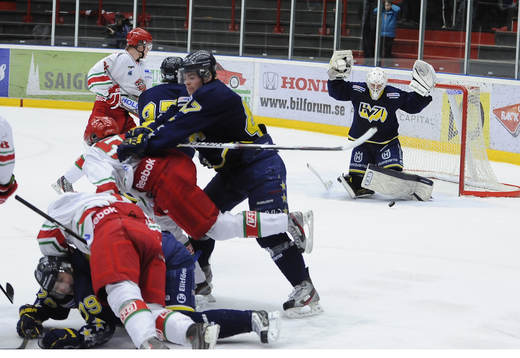 Sista sekonden före slutsiganlen där HV71 målvakt nr 30