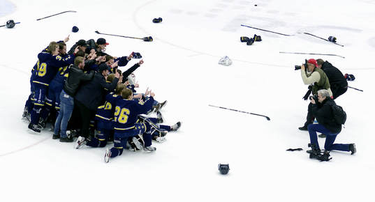 HV71 lagfotografering sett från åvan med fotograferna och