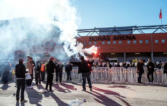 AIKs supportrar tänder bengaler utanför Borås Arena