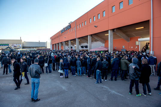 AIK-supportrarna väntar på att gå in på Borås Arena