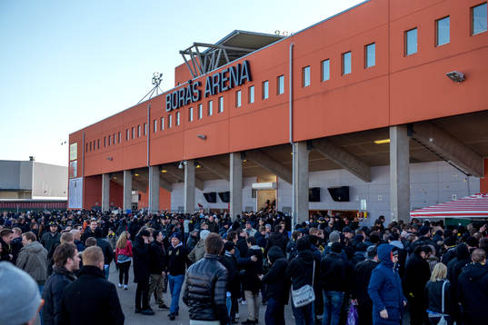 AIK-supportrarna väntar på att gå in på Borås Arena