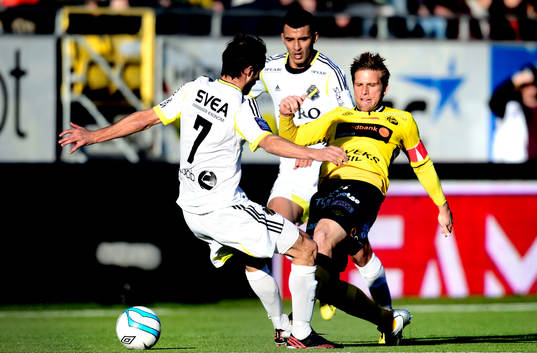 Helgi Danielsson, AIK försöker stoppa Anders Svensson,