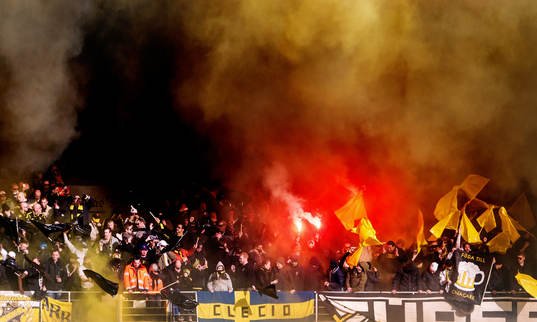 AIK-supportrarna tänder bengaler på läktaren innan