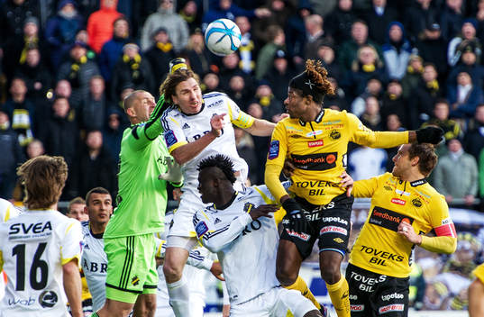Mohamed Bangura, Elfsborg, i nickduell med Ivan Turina,