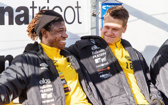 Mohamed Bangura och Viktor Claesson, Elfsborg, på bänken