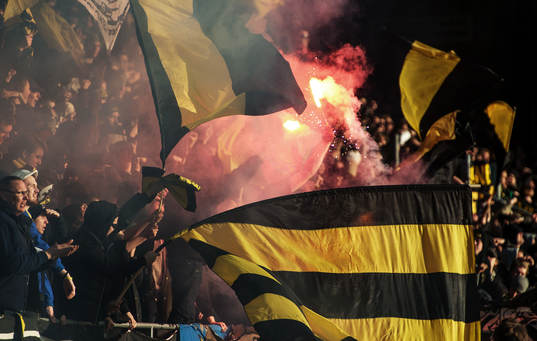 AIK-supportrarna tände bengaler