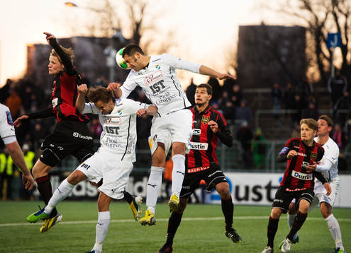 Juan Robledo, Öster, lyckas inte få bort bollen på en