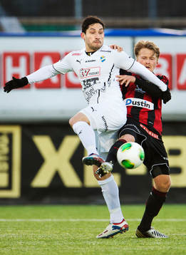 Pablo Pinones Arce, Öster, utmanas av Jacob Une Larsson,