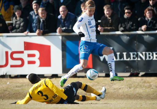Christoffer Nyman, Norrköping, tar sig förbi Gbenga