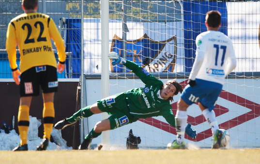 1-0 självmål, en Norrköpingsspelare styr bollen förbi