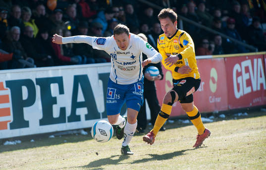 Marcus Falk Olander, Norrköping, tar sig förbi Daniel