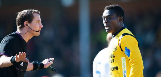 Andreas Ekberg, domare och Gbenga Arokoyo, Mjällby.