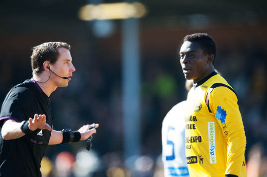 Andreas Ekberg, domare och Gbenga Arokoyo, Mjällby.