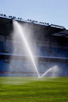 gräset vattnas på Swedbank stadion