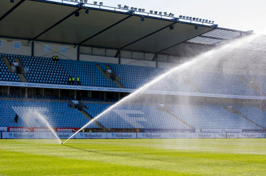 gräset vattnas på Swedbank stadion