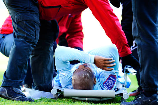 Målskytten Tokelo Rantie, Malmö FF bärs ut på bår,
